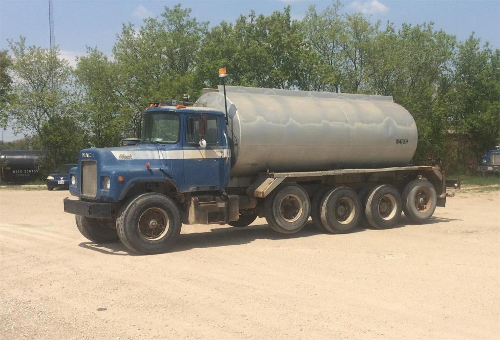 1984 Mack Dm686s  Water Truck