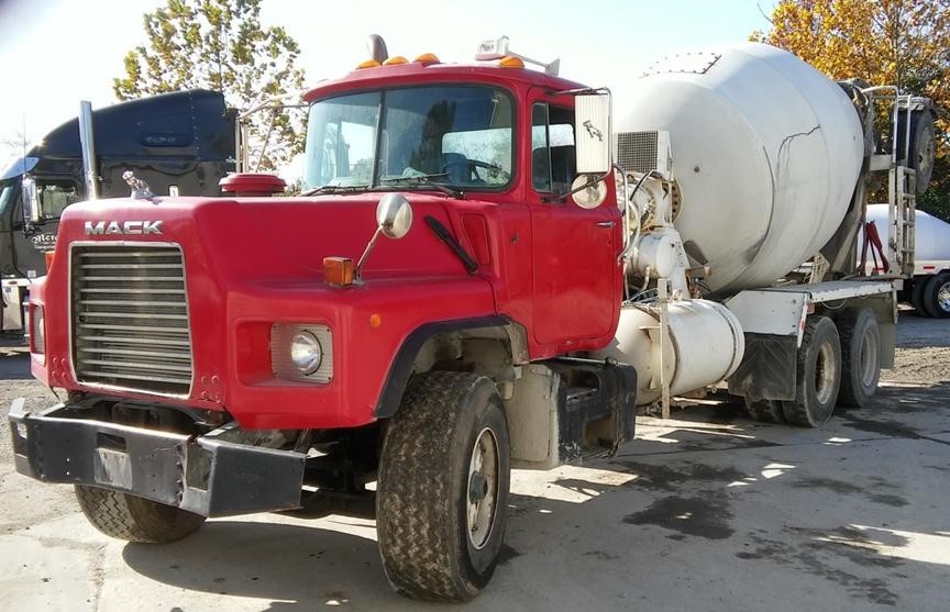 2002 Mack Dm690s  Mixer Truck