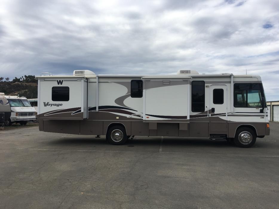 2005 Winnebago VOYAGE 35A