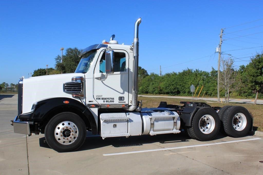 2011 Freightliner 122 Sd  Conventional - Day Cab