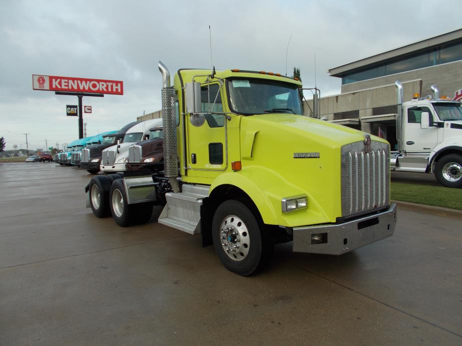 2013 Kenworth T800  Conventional - Day Cab