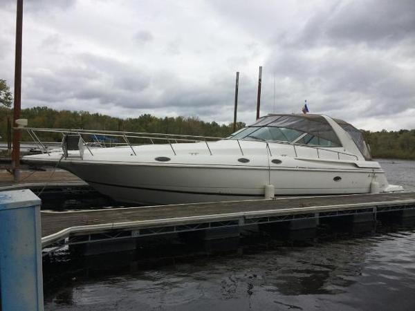 2001 Cruisers Yachts 4270 Express