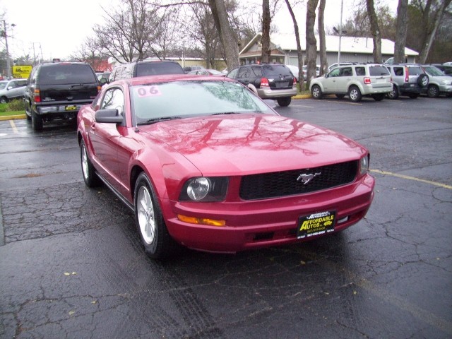 2006 Ford Mustang 2dr Coupe V6