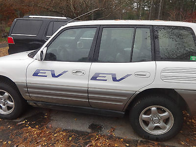 2002 Toyota RAV4 EV  2002 RAV EV   For parts or repair , needs inverter