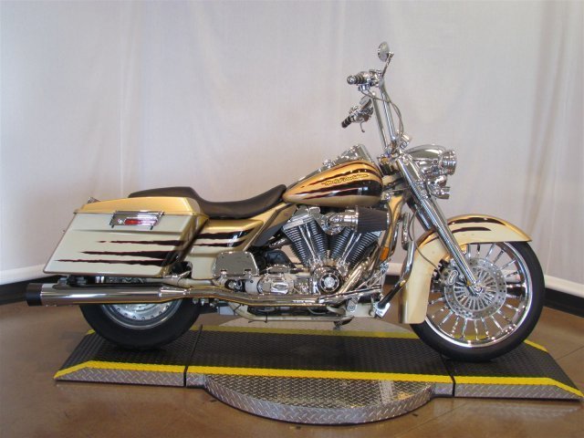 2003 Harley Davidson FLHRSE - Screamin' Eagle Road King
