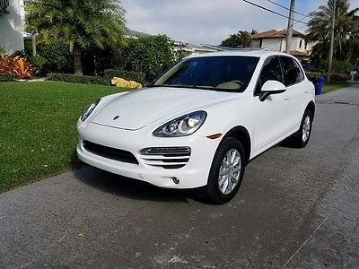 2011 Porsche Cayenne AWD Sport Utility 4-Door 2011 Porsche Cayenne AWD SUV Sand White Over Luxor Beige Clean Carfax Serviced