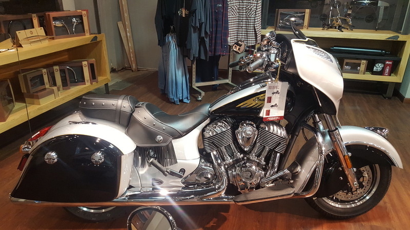2016 Indian Chieftain Star Silver and Thunder Black