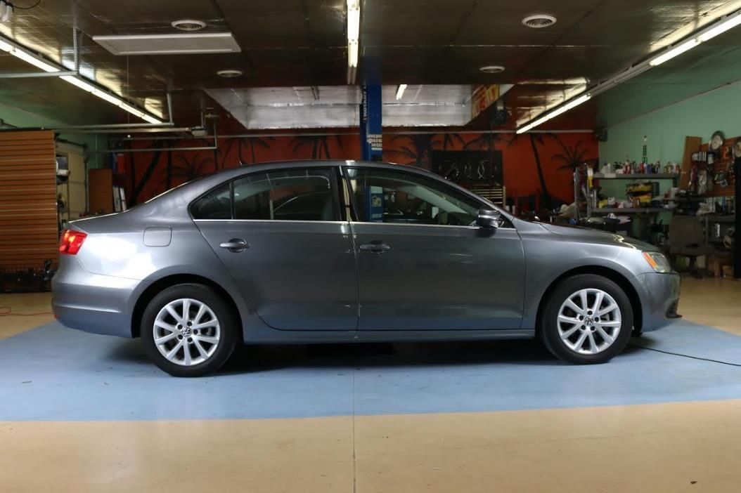 2012 Volkswagen Jetta special edition 2012 VW Jetta SE, leather, sunroof, heated seats, alloys, touch screen, loaded!!