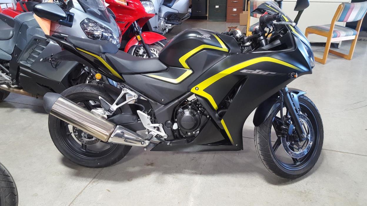 2015 Honda CBR300R - Matte Black Metallic/Yell