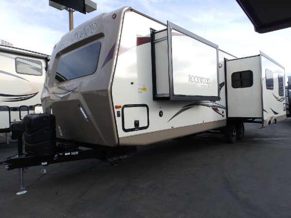 2017  Forest River  ROCKWOOD 2902WS  2 SLIDES  REAR KITCHEN  FRONT WALK AROUND QUEEN BED  2ND A/C PREP WITH 50 AMP SERVICE  POWER PACKAGE