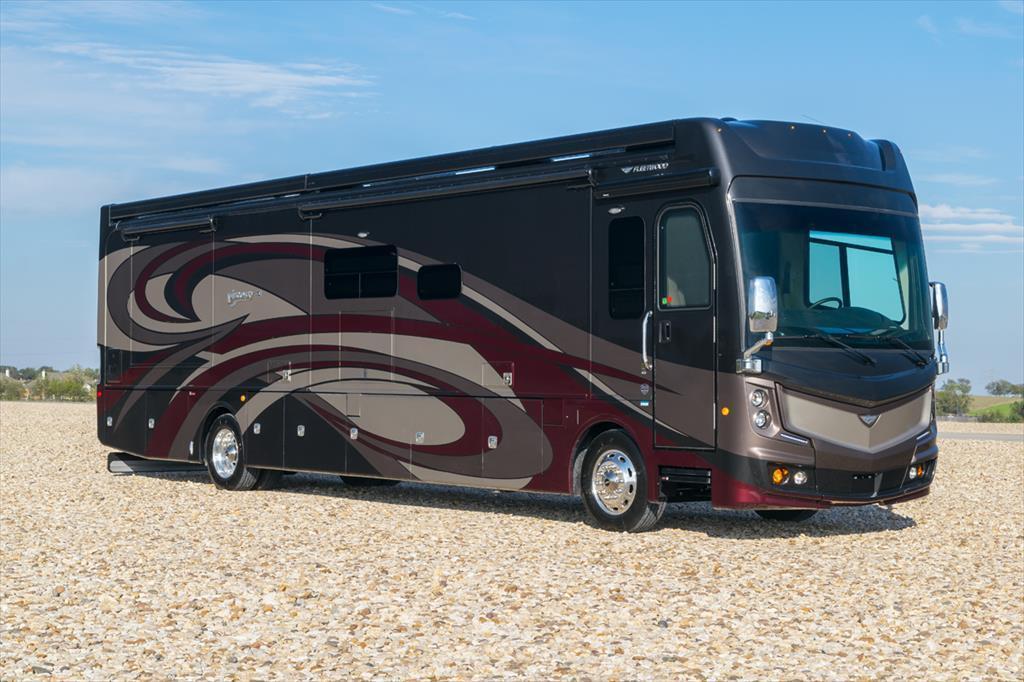 2017  Fleetwood  Discovery LXE 40X W/Int Awning  Light Pk