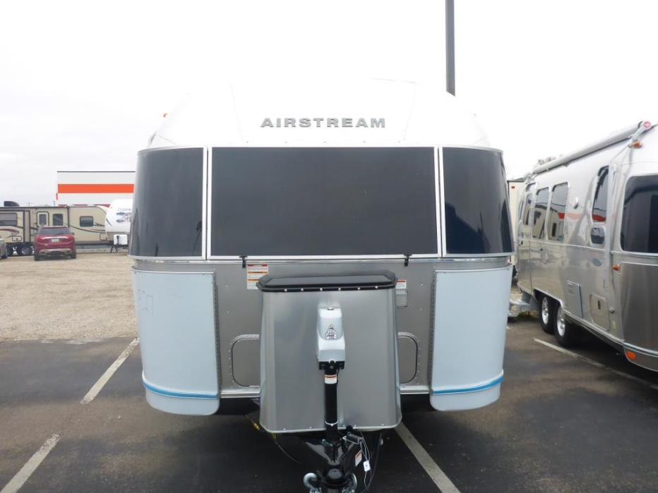 2017 Airstream Flying Cloud IN 27AWBFB FRONT QUEEN