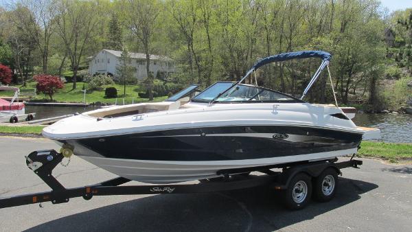 2016 Sea Ray 220 Sundeck