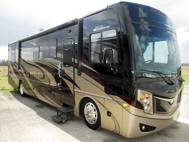 2017 Fleetwood Pace Arrow 35m