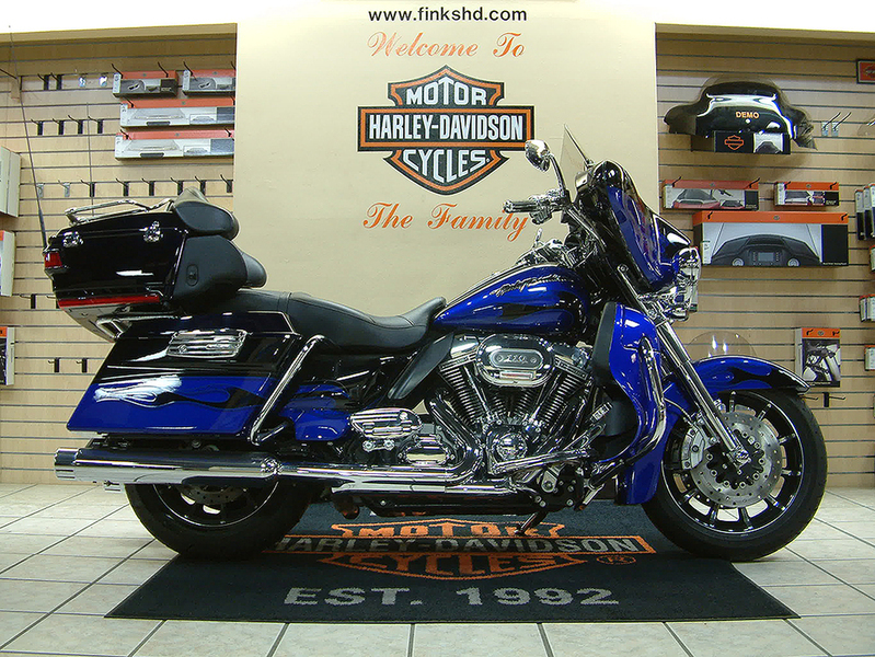 2011 Harley-Davidson FLHTCUSE6 - CVO Ultra Classic Electra Gl