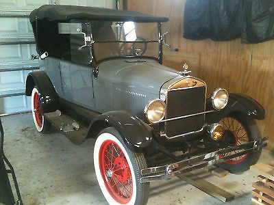 Ford : Model T black Gray with black accents, 1926, chrome bumpers and radiator,