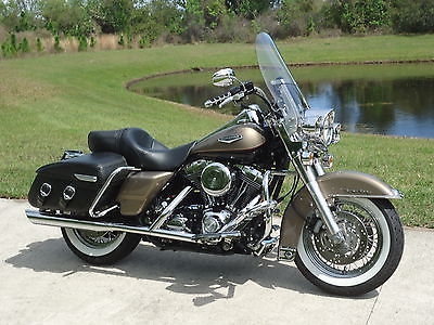 Harley-Davidson : Touring 2005 harley roadking classic like new and loaded with extras