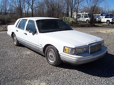 Lincoln : Other Four door sedan. 1994 lincoln town car only 96 000 miles
