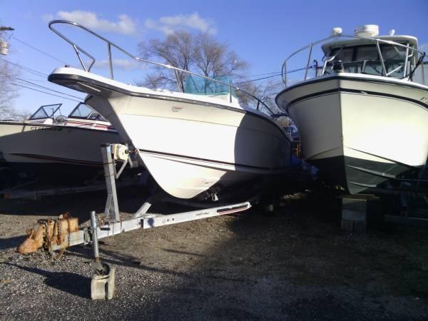 25' Hydro Sport Boat With 1990 Twin 140 HP Evinrude Outboard Motors