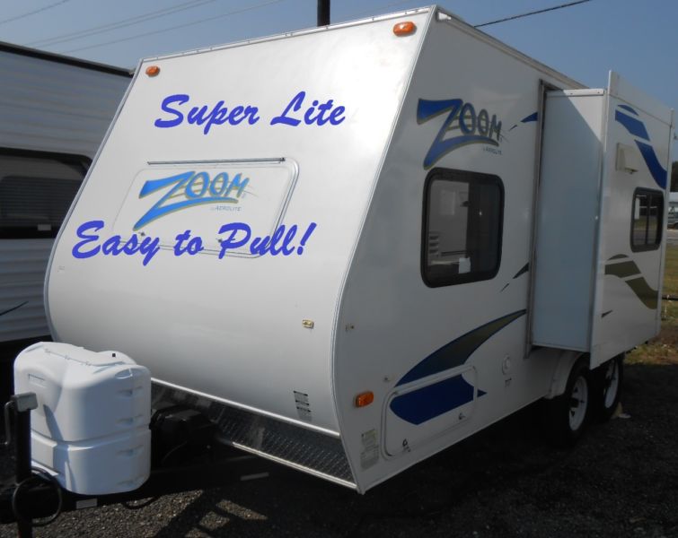 Nice 2009 17' Zoom Travel Trailer with Slide