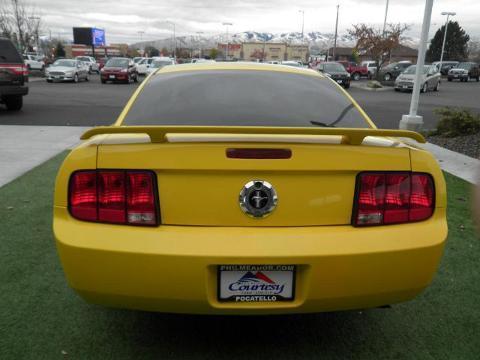 2005 Ford Mustang 2 Door Coupe, 3