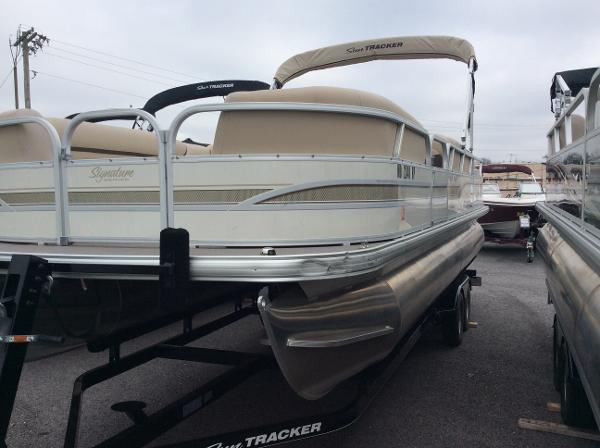 2015 Sun Tracker Party Barge 24 DLX