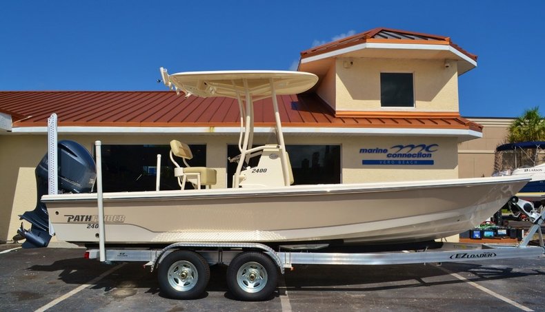 2016 Pathfinder 2400 TRS Bay Boat