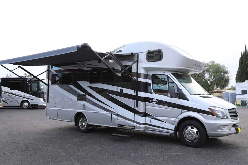 2016 Winnebago Itasca Navion 24J