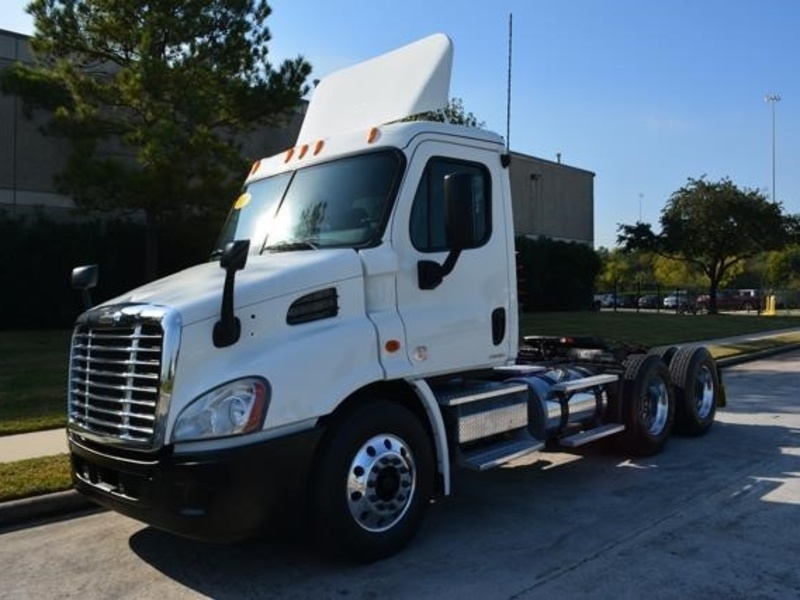 2010 Freightliner Cascadia  Conventional - Day Cab