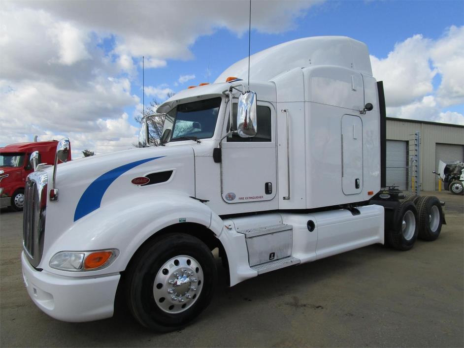 2013 Peterbilt 386  Conventional - Sleeper Truck