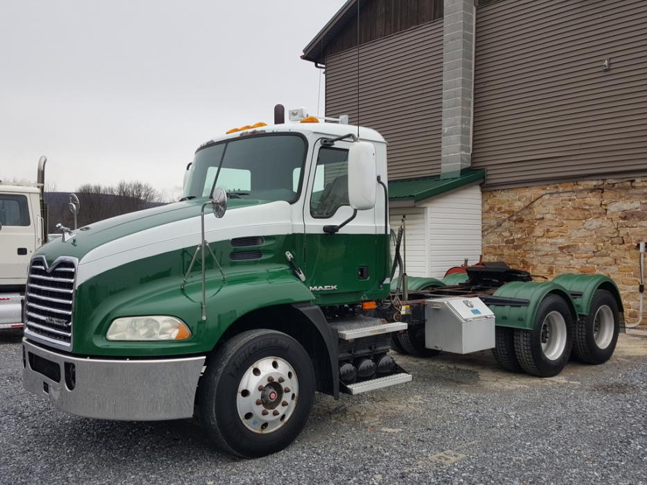 2008 Mack Pinnacle  Conventional - Day Cab