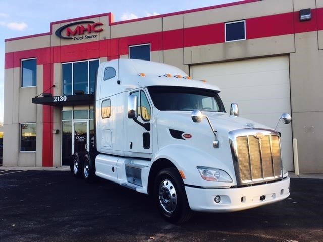 2014 Peterbilt 587  Conventional - Sleeper Truck