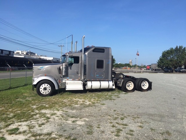 2006 Kenworth W900  Conventional - Sleeper Truck