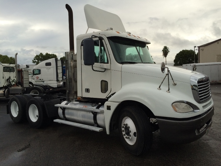 2008 Freightliner Columbia 120  Conventional - Day Cab