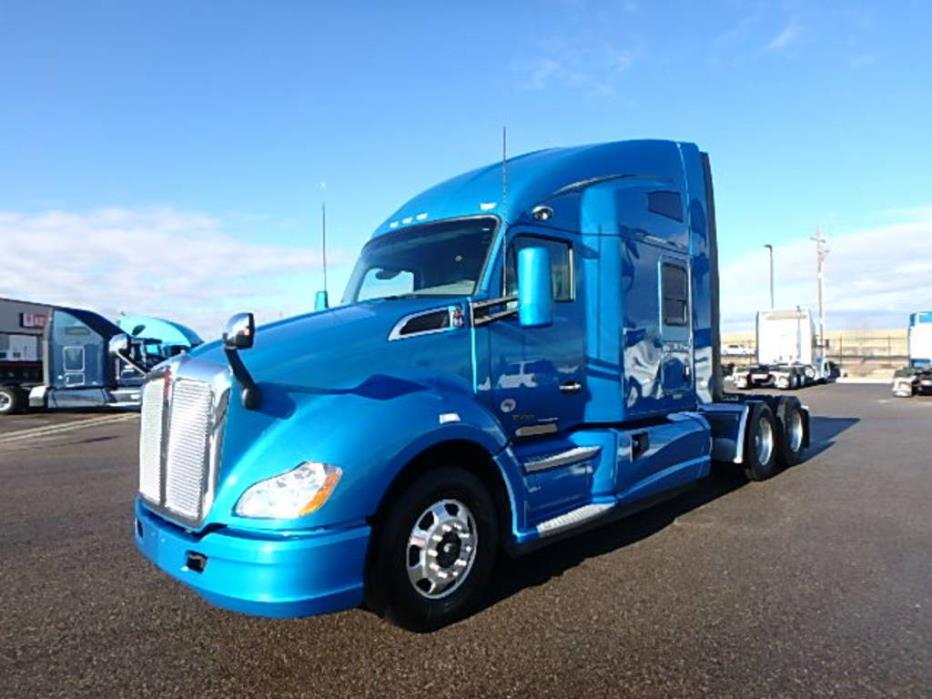 2016 Kenworth T680  Conventional - Sleeper Truck