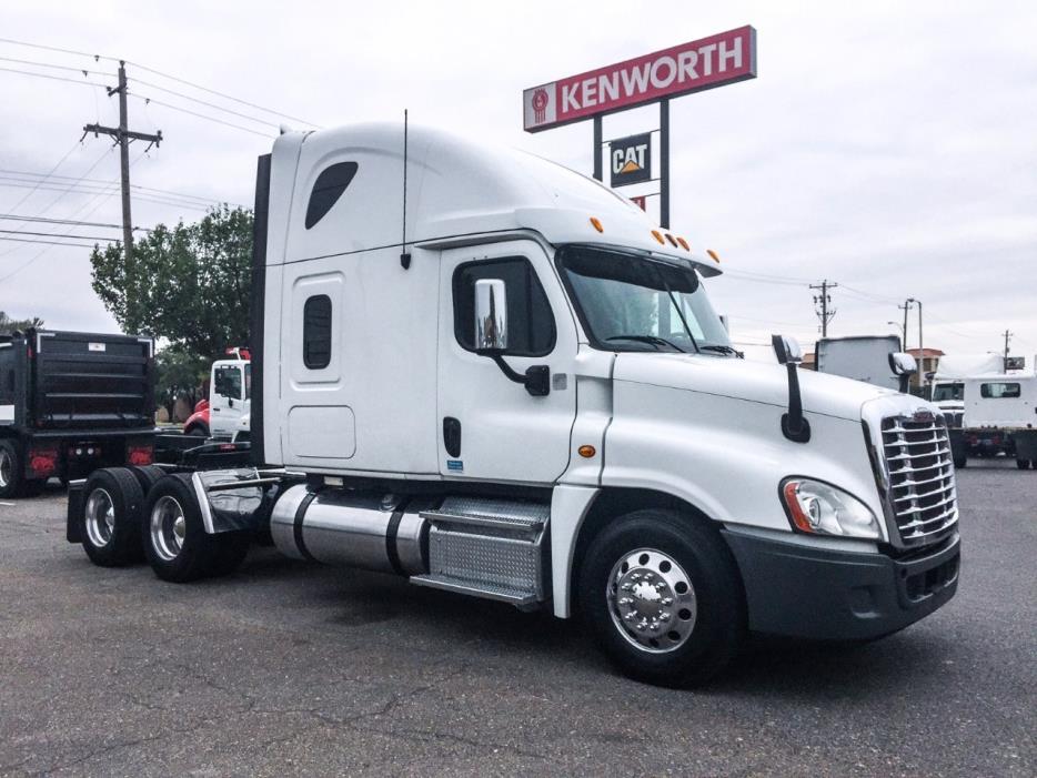 2013 Freightliner Cascadia  Conventional - Sleeper Truck