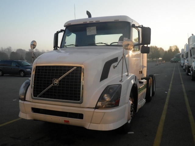 2004 Volvo Vnl  Conventional - Day Cab