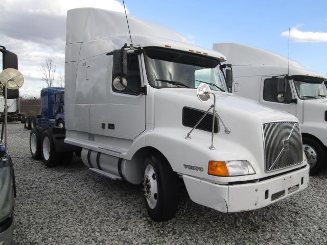 2003 Volvo Vnl  Conventional - Sleeper Truck