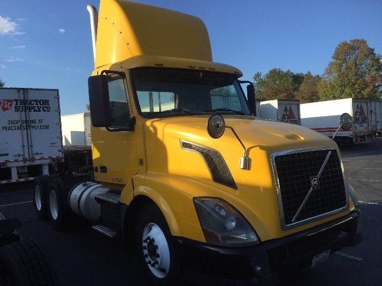 2012 Volvo Vnl  Conventional - Day Cab