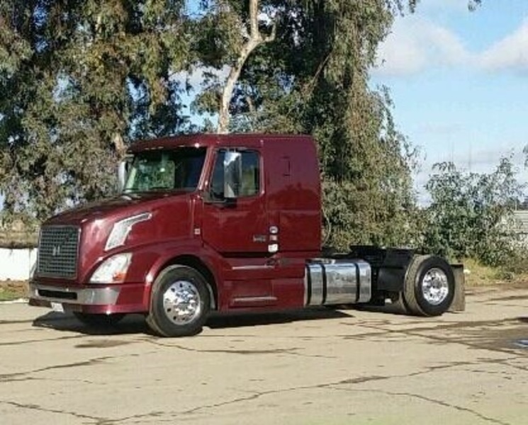 2013 Volvo Vnl  Conventional - Day Cab