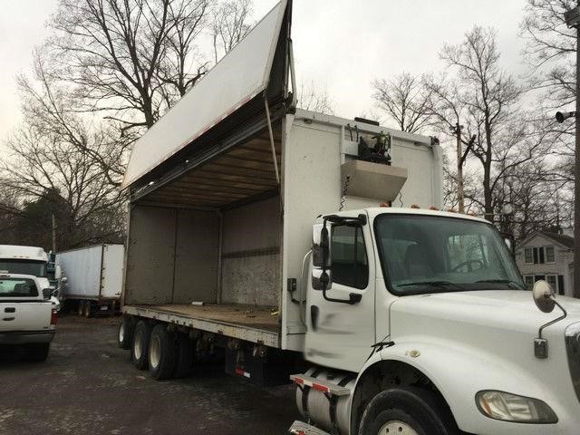 2005 Freightliner Business Class M2 112  Curtain Side