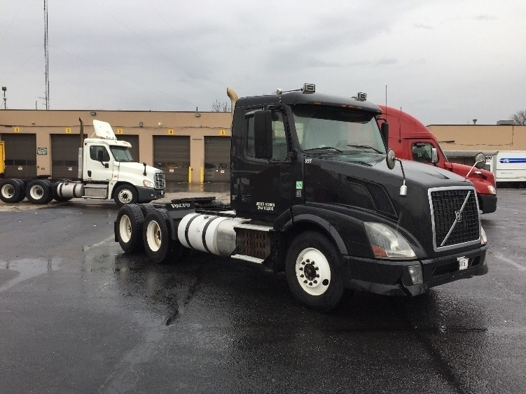 2012 Volvo Vnl  Conventional - Day Cab