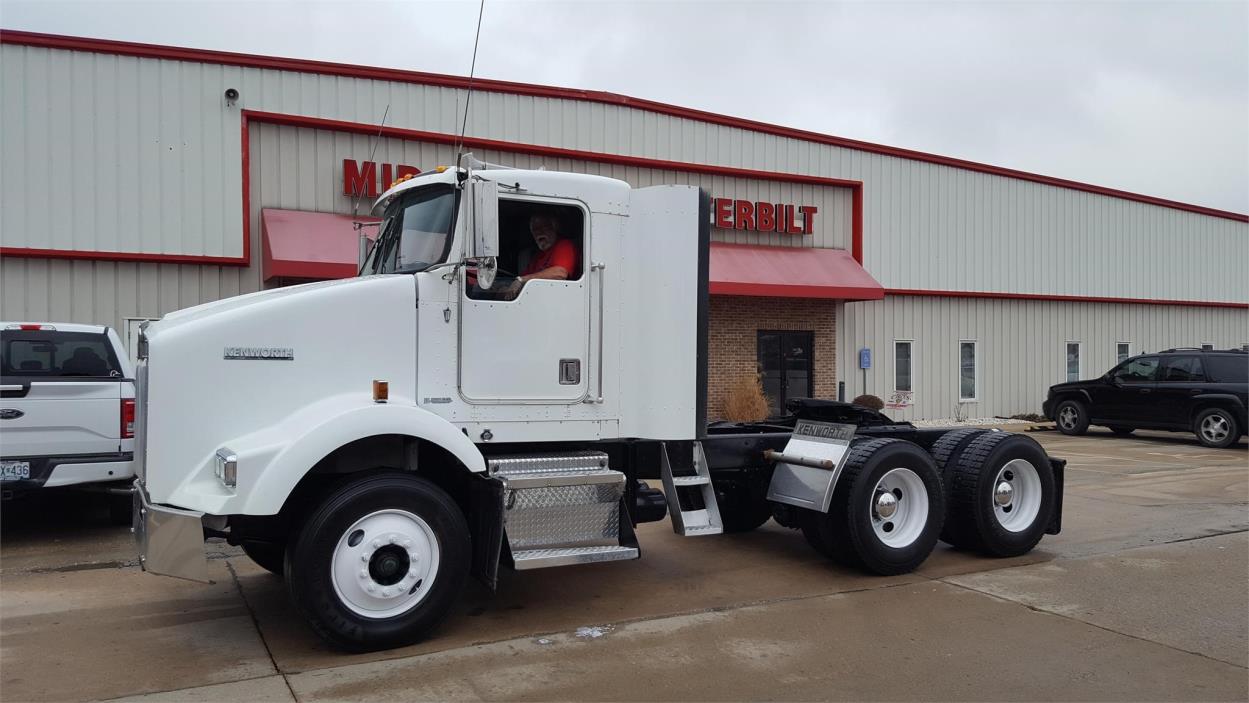 2001 Kenworth T800  Conventional - Day Cab