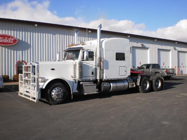 2014 Peterbilt 389  Conventional - Sleeper Truck