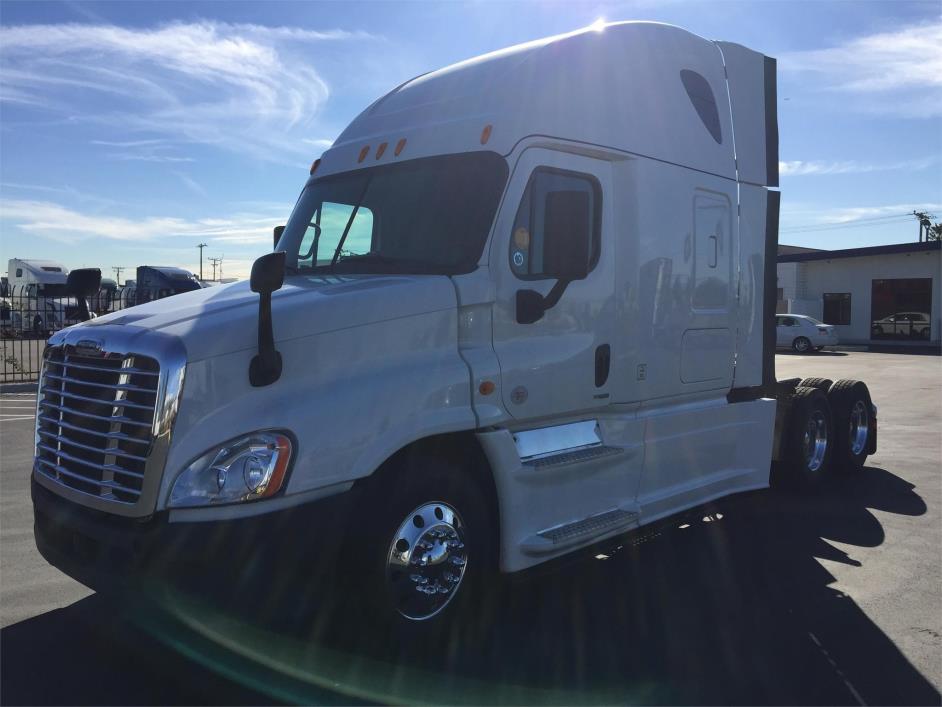 2014 Freightliner Cascadia  Conventional - Sleeper Truck