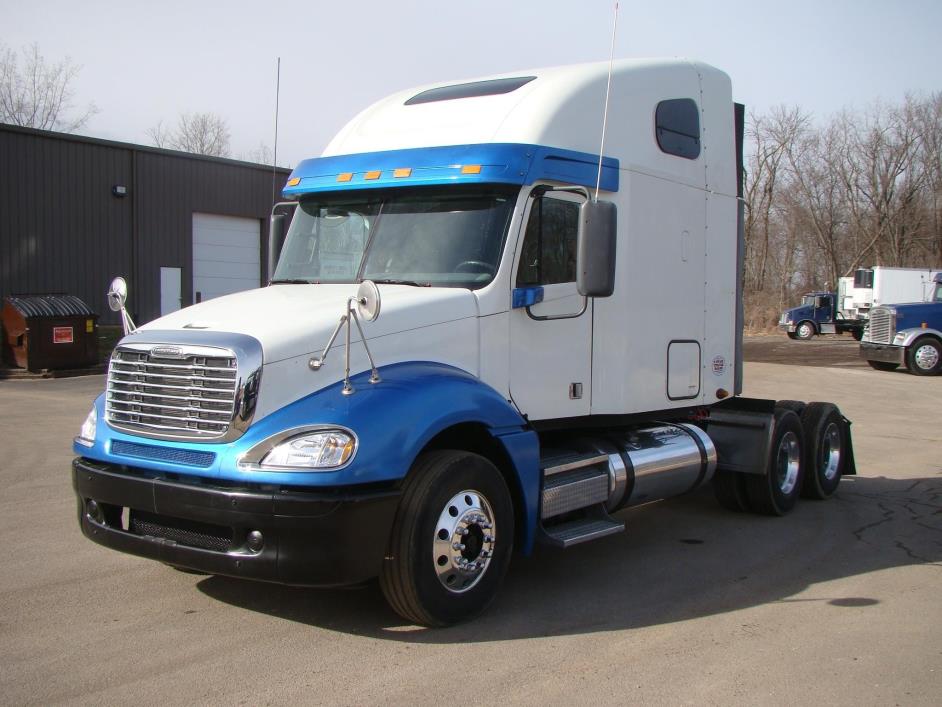 2011 Freightliner Columbia 120  Conventional - Sleeper Truck