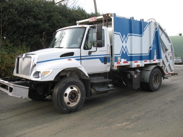 2005 International 7300  Garbage Truck