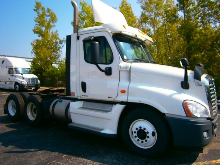 2011 Freightliner Cascadia  Conventional - Day Cab