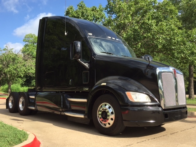 2011 Kenworth T700  Conventional - Day Cab