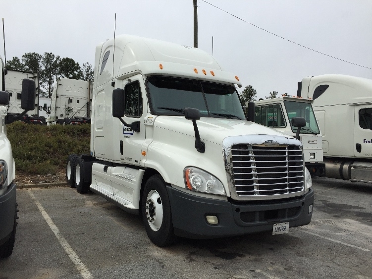 2011 Freightliner Cascadia  Conventional - Sleeper Truck